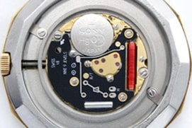 電池式時計の内部